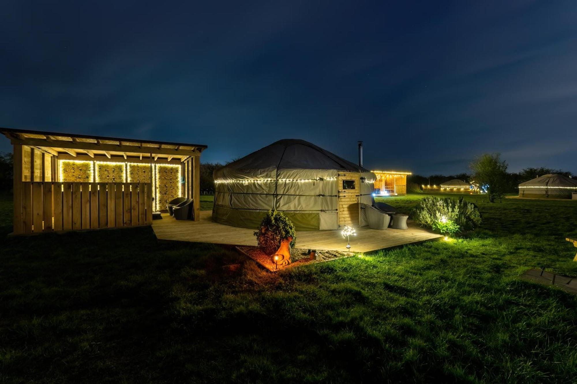 Lincoln Yurts Hotel Bagian luar foto